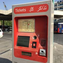 主要バスターミナルにある券売機。路線図も載っていて便利