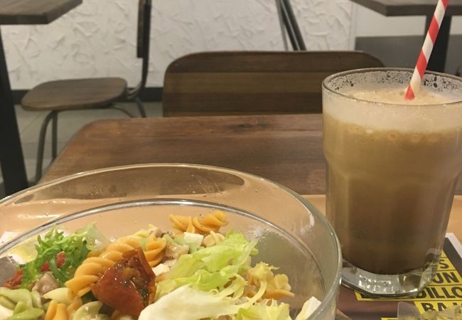 街中ですぐに見つかる黄色い看板のカフェチェーン