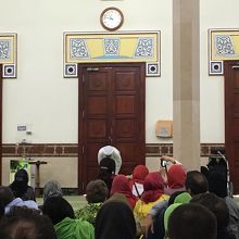 礼拝のデモンストレーション。なかなかない説明つきで貴重。