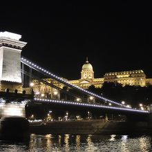 夜のクルーズ船から見たくさり橋