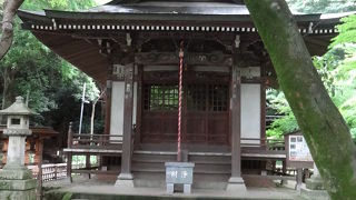 ひっそりとした場所に。