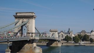 夜のクルーズ船から見るくさり橋と王宮は幻想的な美しさです