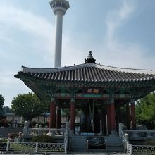 大きな鐘があります