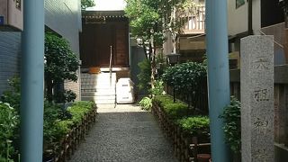 ビルの隙間に挟まっています