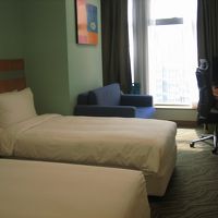 ツイン　青のソファーは追加ベッドになり３人までＯＫ