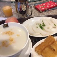 朝食セット　粥、油条、腸粉のセット