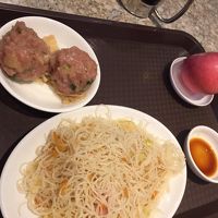朝食セット、ビーフンと肉団子、リンゴのセット