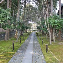 山門から続く石畳と庭園