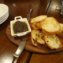 フランスパンにオリーブをつけて