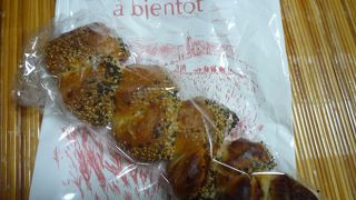 カフェもあるブーランジェリー