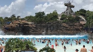 タイフーン・ラグーン、最高に面白い。日本では絶対に味わえない激しい波のプールに弾きとばされましょう。