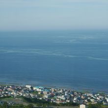 氷雪の門の先にはノシャップ岬、宗谷海峡が広がっています