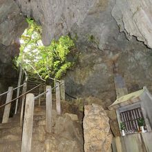 観音寺境内地下の鍾乳洞に金武宮があります