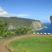 坂を下りて近くでみることも