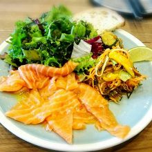 ランチの自家製サーモンマリネ