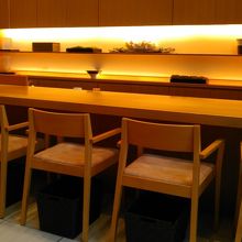 カウンター席。壁側の棚の飾りもしゃれてました