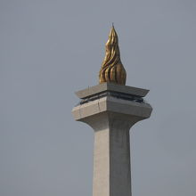 塔の頂きには金色に炎が飾られています