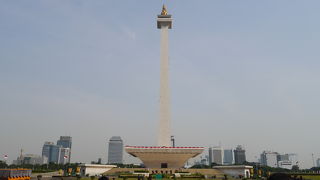 インドネシアの独立を記念した金色の炎を掲げた塔