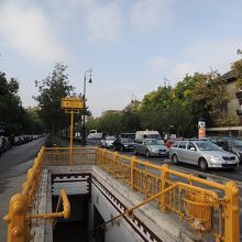 階段を下りたらすぐホームです