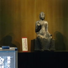 柔和な白鳳仏様。