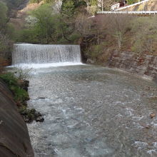 旅館の脇を流れる。