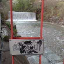 橋があちこちにかかっています。