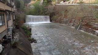 深い緑の中を流れる。