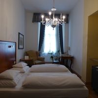 細長い部屋でした。家具も素敵です。