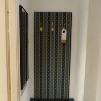 ドアを開けたところにある小部屋？　コートなどが掛けられる