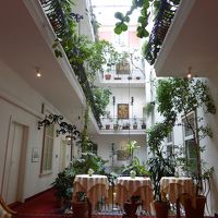 吹き抜けがあります。ここがレストランになっている。