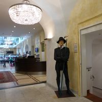 ホテルの入口　右手の人（マネキン）の横がエレベーター