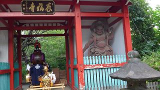 赤い仁王門があります