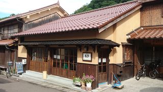 町並みの中にあるパン屋さんです。