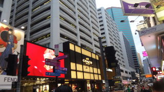 賑やかな大通り