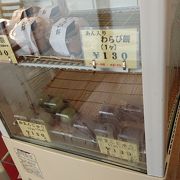 こじんまりとしていますが、種類が豊富な餅屋さん