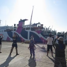 礼文島香深港での賑やかな見送り