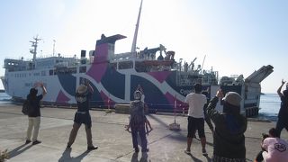フェリーの見送りが賑やか
