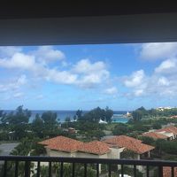 部屋からビーチを眺める