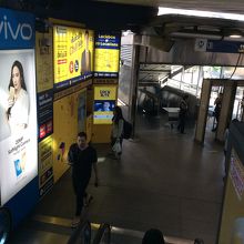 朝夕はこのBTSの連絡橋はすごく混むのでロッカー利用は大変