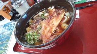 込み合ったサービスエリア