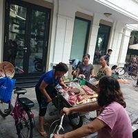 ホテル前の通りでは早朝ミニ市場が立つ