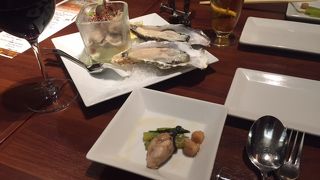 地下街の端っこにある、オオばこオイスターバー。