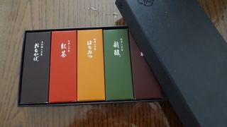 とらやの小型ようかんは上品な味。