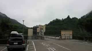 下流部に橋が架かっており、ダムを正面から望むことが出来ます