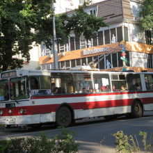 市街地を走るトロリーバス