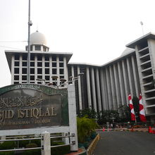 看板も巨大です