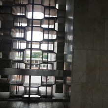 壁は風通し良く造られていました