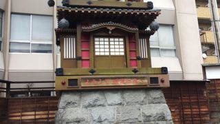 １時間おきに上演されます