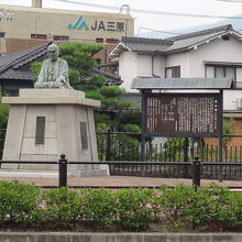 少し町並みからは離れています。