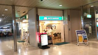 到着出口すぐのところに